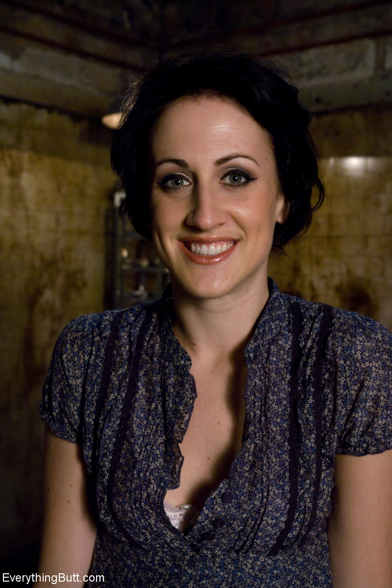 فيمدوم ماديسون يونغ تلعب بمؤخرة الموظفة المطيعة ديلان رايان الضيقة