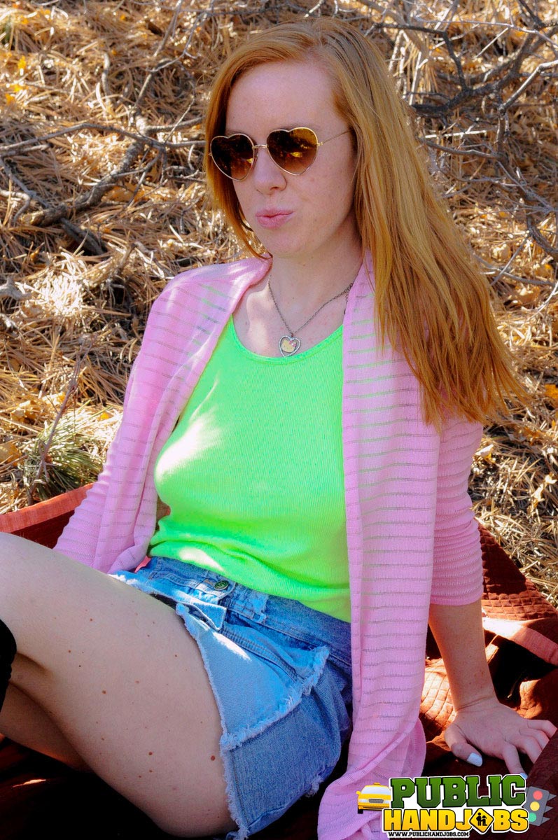 A Traquinas Ruiva Kierra Wilde Dá Uma Chupada Fora De Casa