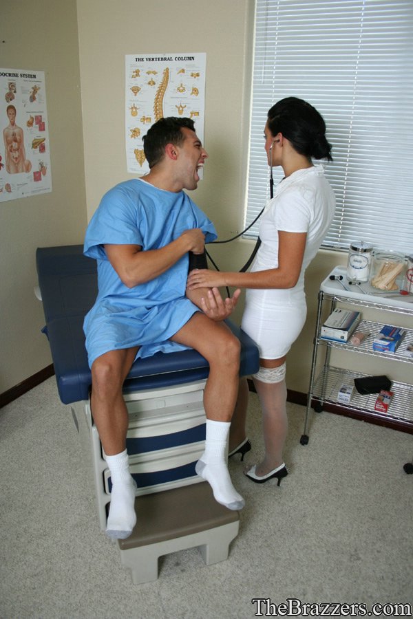 普雷斯利·麦多克斯，性感护士拥有可爱的乳房，为她的病人口交