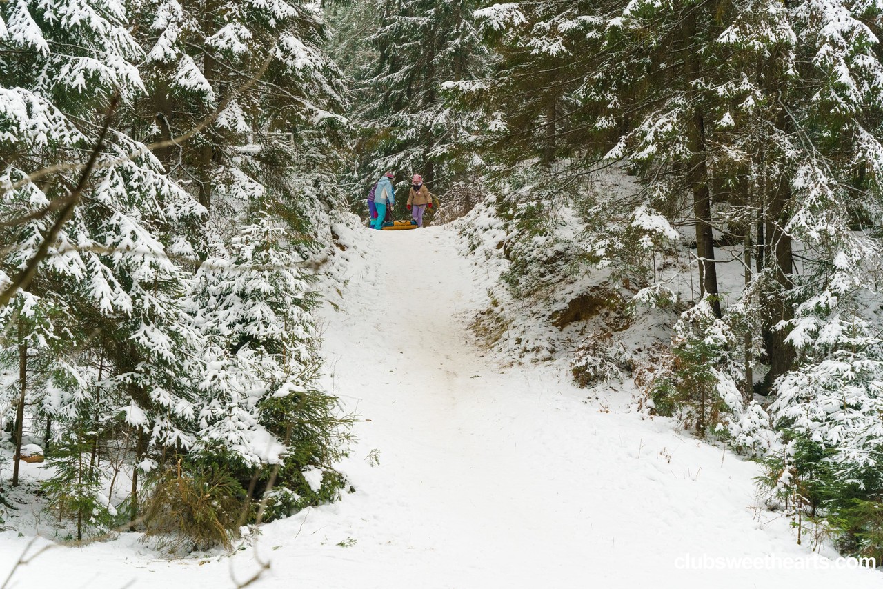 Aliska Dark、Eva Tender、Lisa Nixon 在 Club Sweethearts 色情 XXX