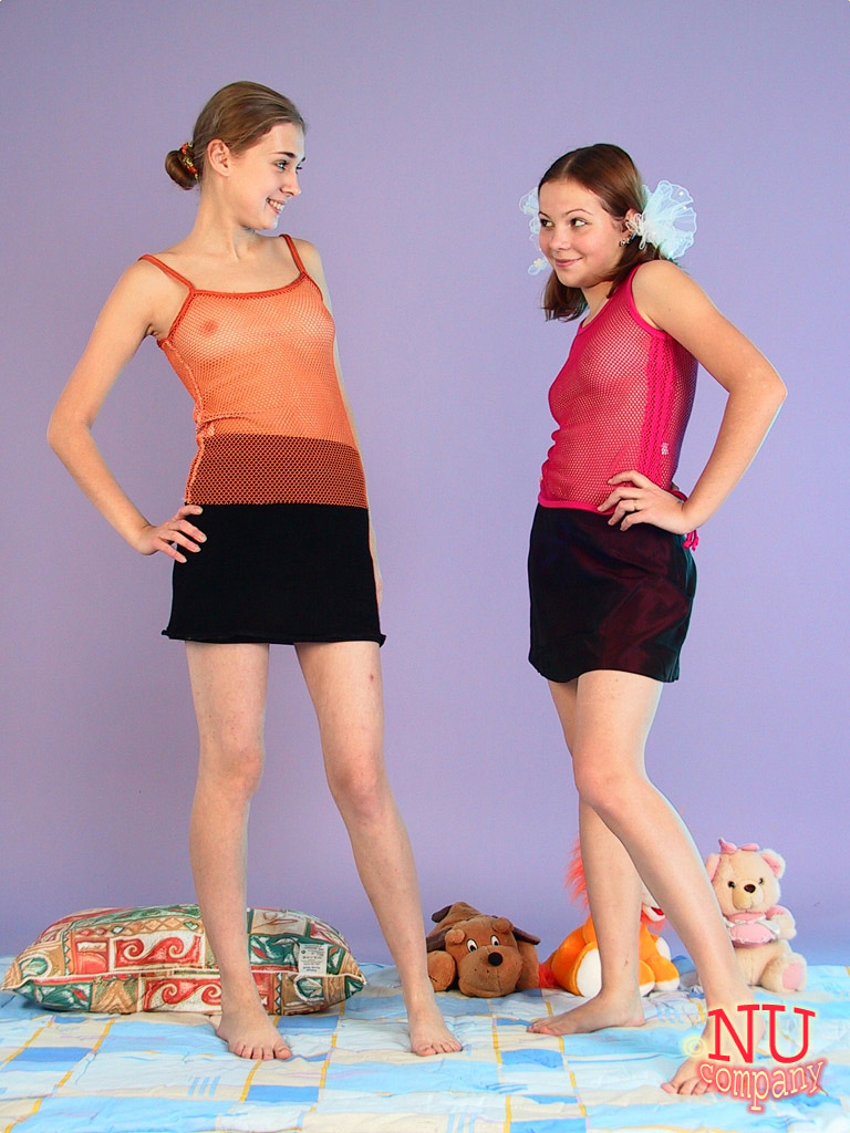 小柄な素人十代少女レラとオラが一緒に裸でポーズを取る