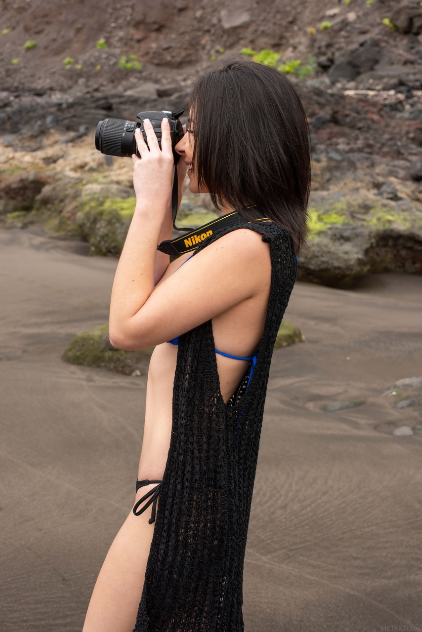 乌发少女迪奥尼西娅在海滩上脱衣和裸体摆姿势