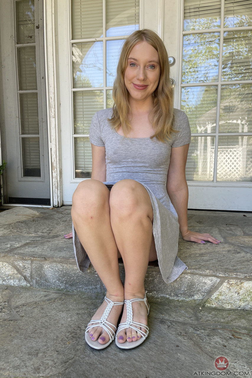 細い十代のKallie Taylorが大きなお尻を誇り、近距離で毛深いマンコを披露する