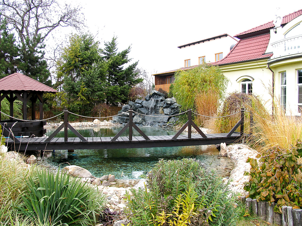 الفاتنة السمراء كيلا دارك تكشف عن صدر صغير مع ساقين نحيلتين