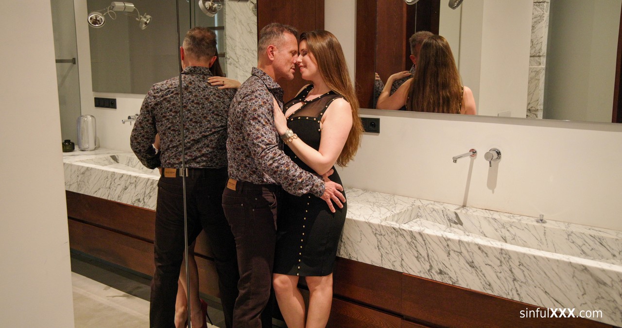 सेक्सी जॉर्ज उहल, लेडी लाइन, वेरोनिका लियल