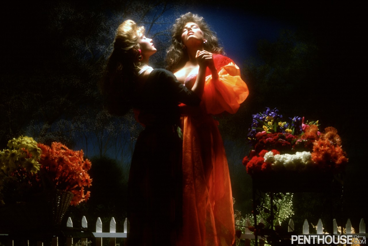 विंटेज क्रिस्टा काहिल और डैनी डेलूका एक-दूसरे को चाटती हैं