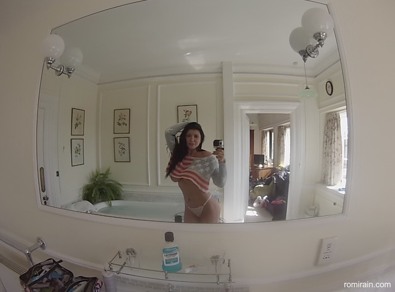 الممثلة البالغة Milf Romi Rain تظهر منحنياتها قبل الاستحمام