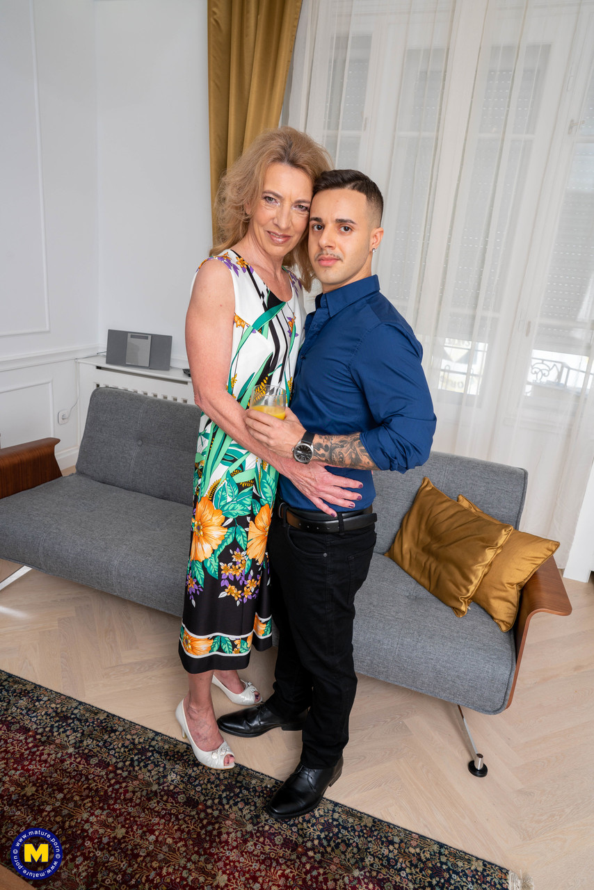 Mulher Madura Loira Recebe Gozada Na Bunda Depois De Sexo Com Garoto De Brinquedo