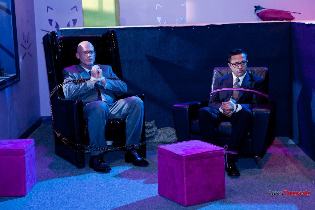 السمراوات الممتلئات بزي قطط يركبن القضبان الصلبة