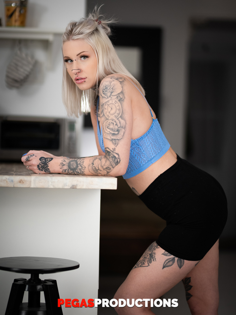 入れ墨の美女プリンセス69とエボニードールチェリーグレーズが裸になりポーズを取る