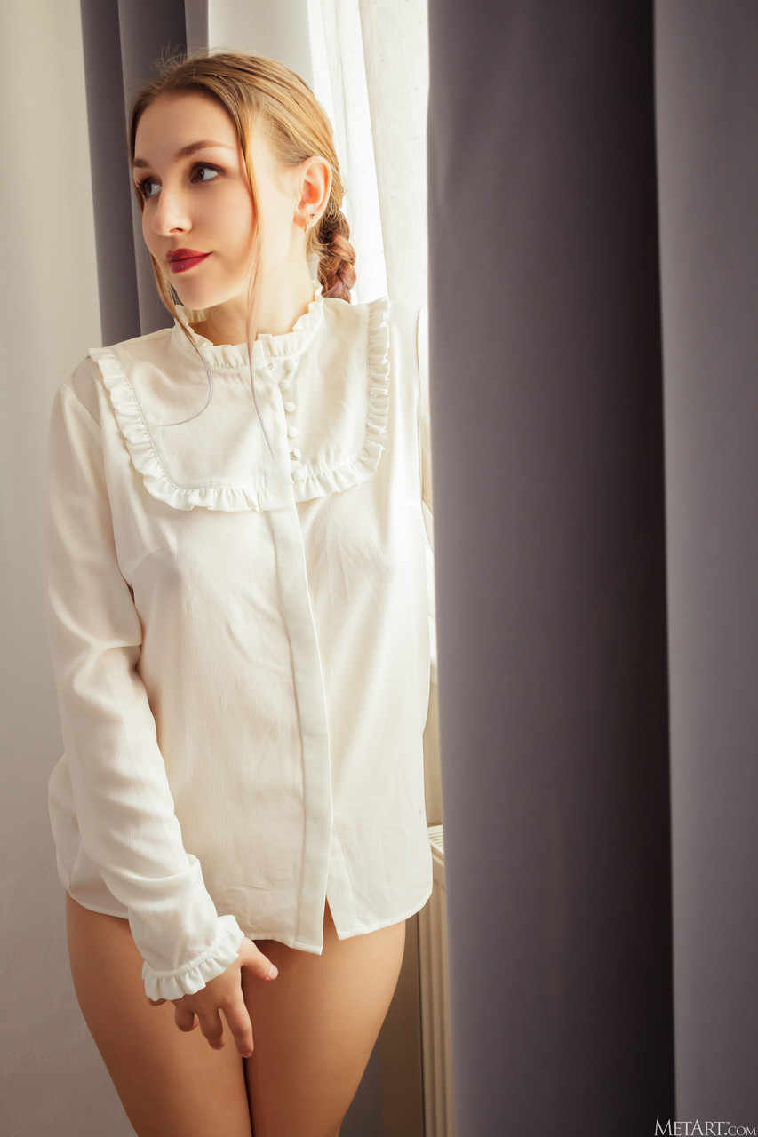 إيزابيل تتوهج في مجموعة الصور الحارة من ميت آرت