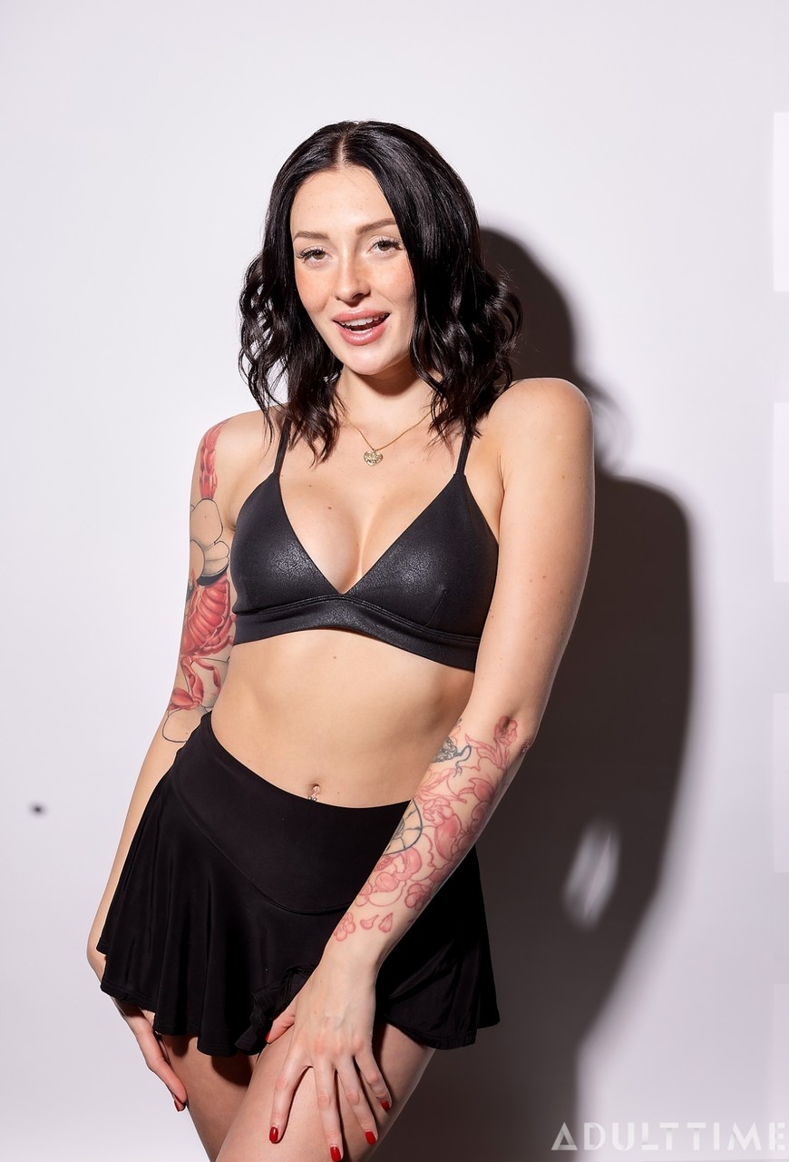 成人时刻 夏洛特·辛斯 XXX 图片