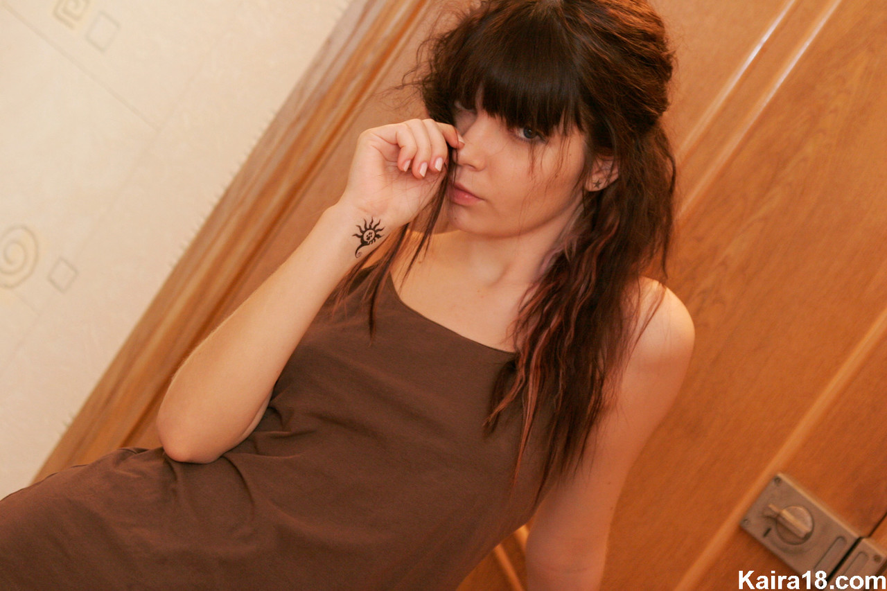 18歳のブラウネットKaira 18が裸になる前に電話を切る