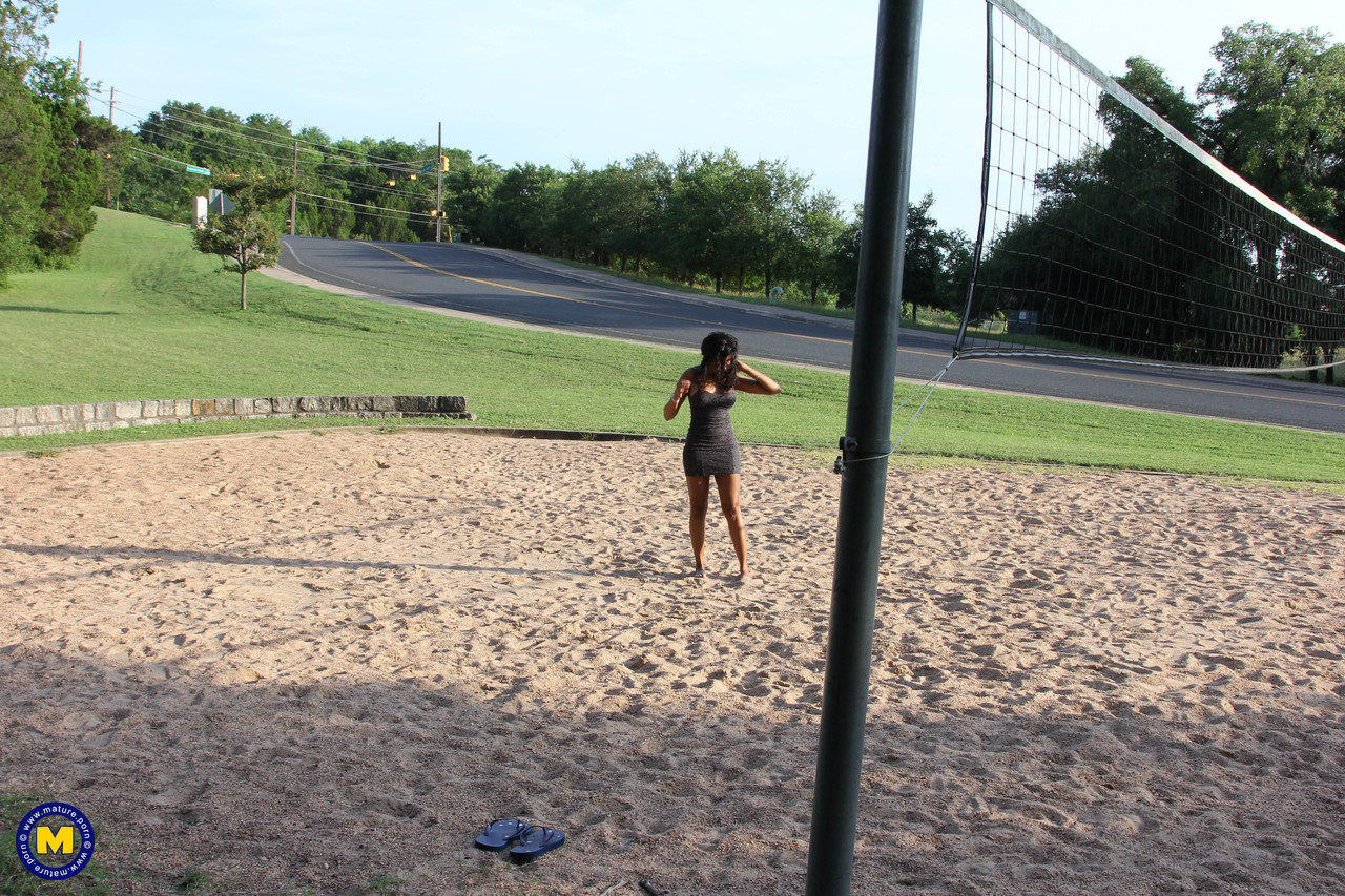 黑檀娃娃Lilly Dee穿紧身裙在沙滩上无内裤摆拍