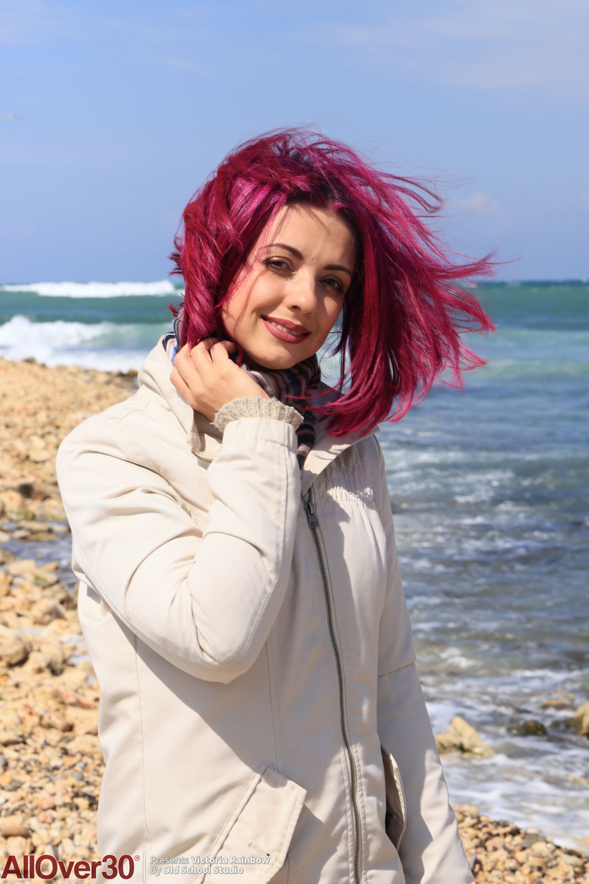 فيكتوريا رينبو: أم إغراء فوق الثلاثين بشعر مصبوغ تظهر عارية لأول مرة