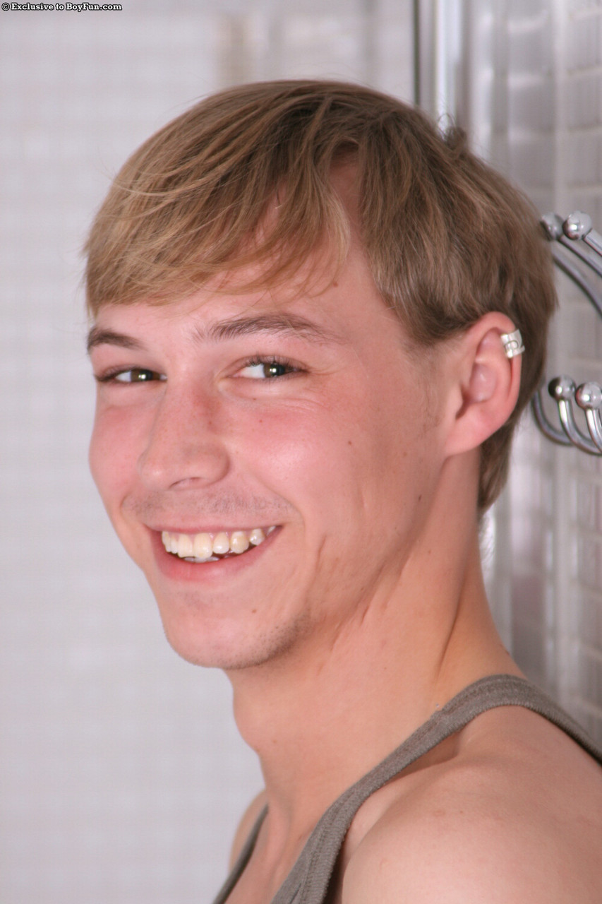 الفتى الشاب تيمي سليتر يستمتع بمرح الصبي العاري