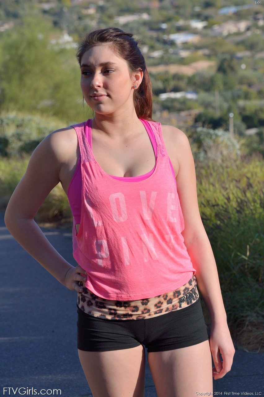 可爱的业余美女艾琳和朋友展示伟大的乳房和美味的阴道