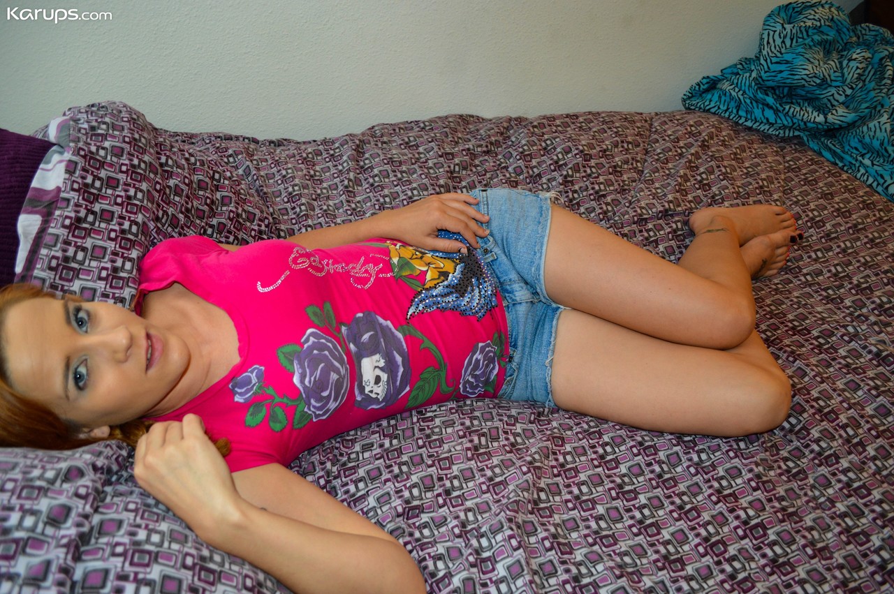 小さなアマチュアティーンのKristine Adamsが服を脱いでマンコを擦る