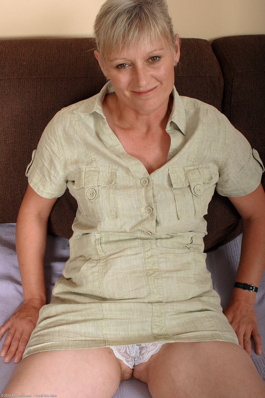 Возбужденная Зрелая Николь М Показывает Волосатую Киску И Самостоятельно Дрочит Её