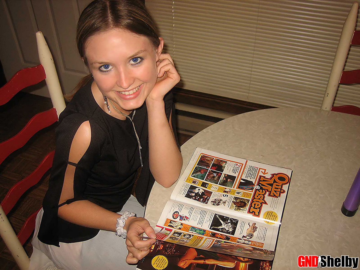 若い素人娘が黒いストッキングまで脱いで玩具でオナニー