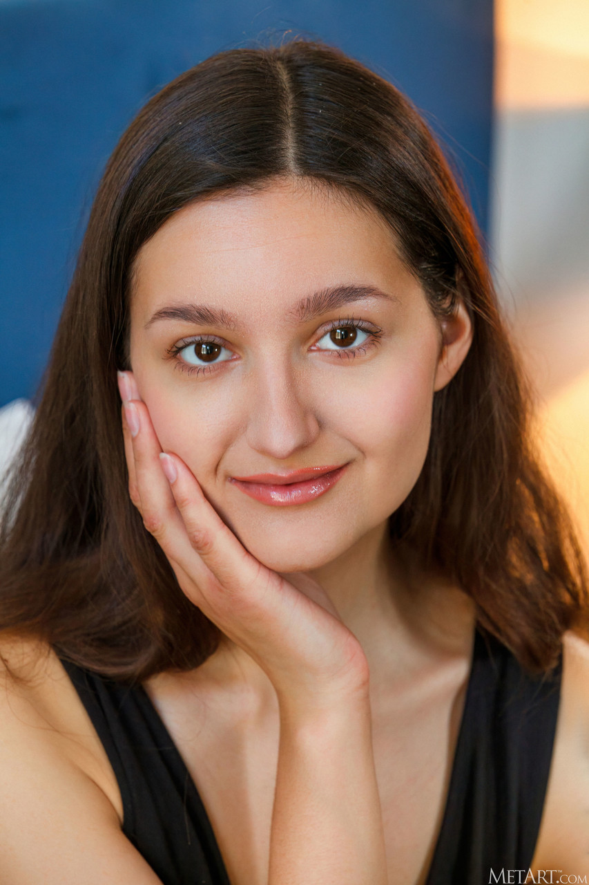 自然美少女Adeline慢慢揭露她的大奶子和毛穴