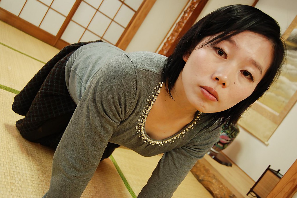 ميلف آسيوية مامي أوسومي تكشف عن مملكتها الرطبة والمشعرة