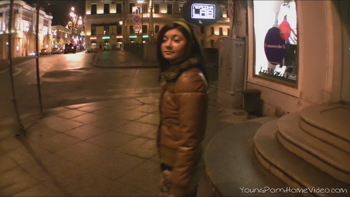 业余桑德拉在街上被搭讪然后在沙发上被干