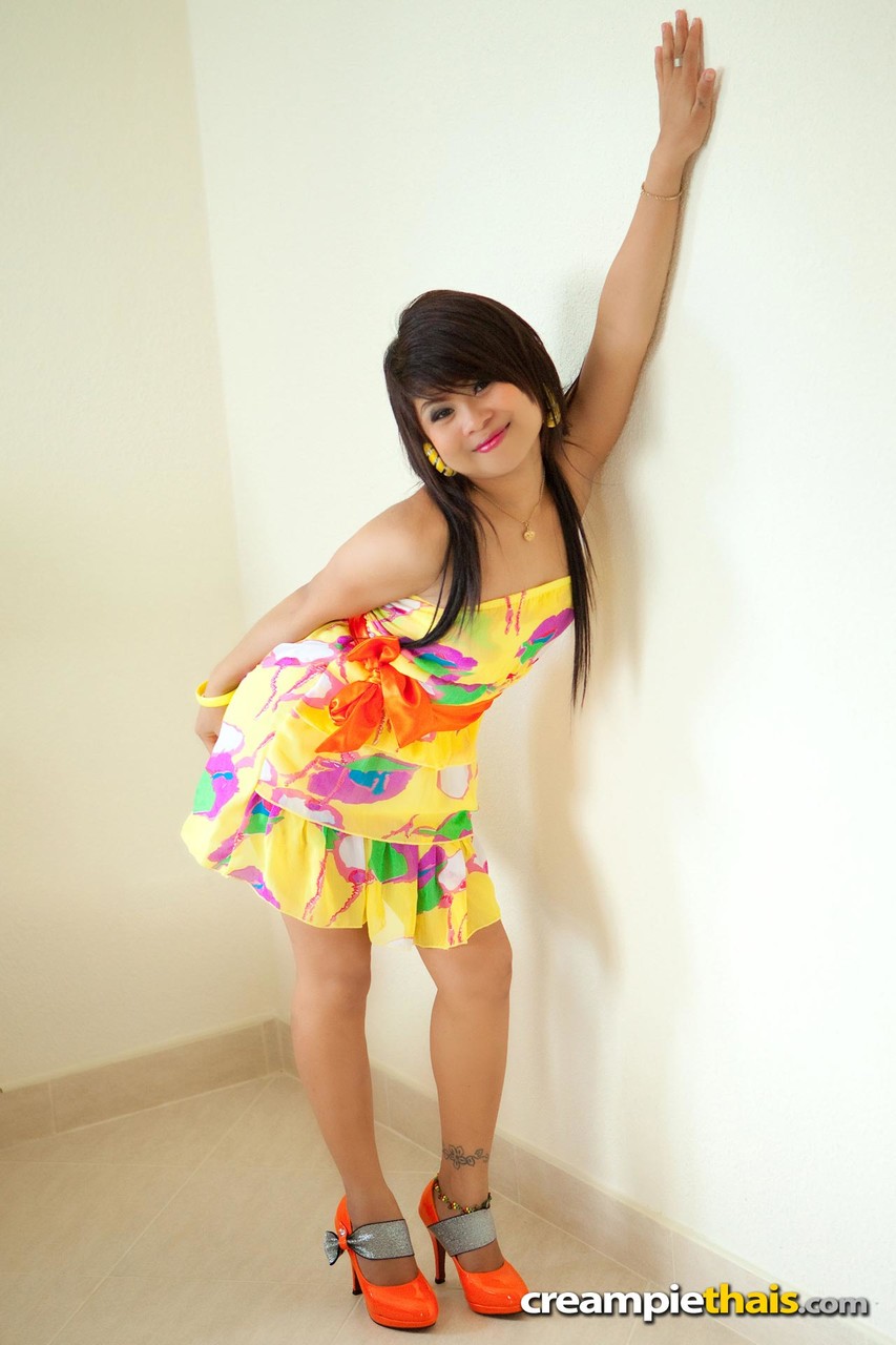 Belle Adolescente Thaïe Ni Montre Sa Chatte Rasée En Talons Hauts