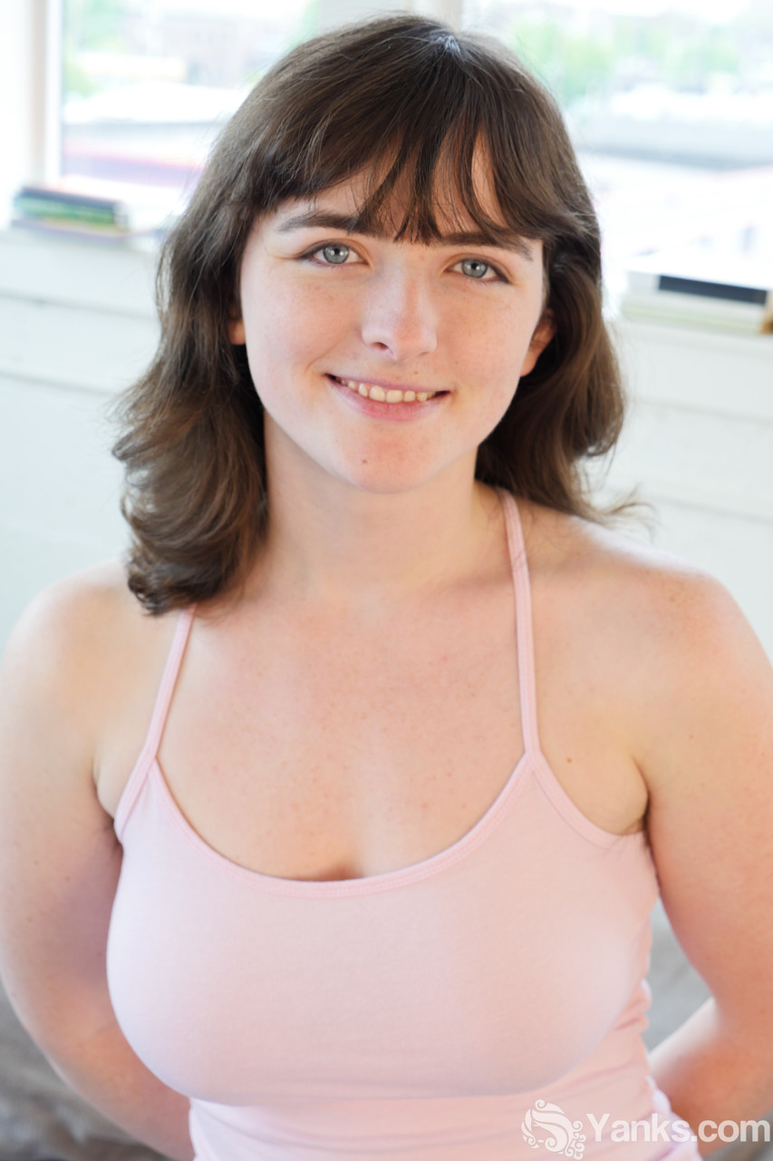 アマチュアのレイヴン・スノーが大きな自然の乳房と陰部をこすっている