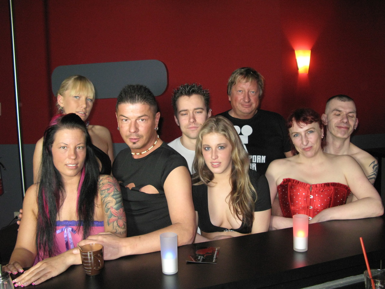 كلوديا دبليو ونساء ناضجات هواة في جماع مثير مع أربعة رجال