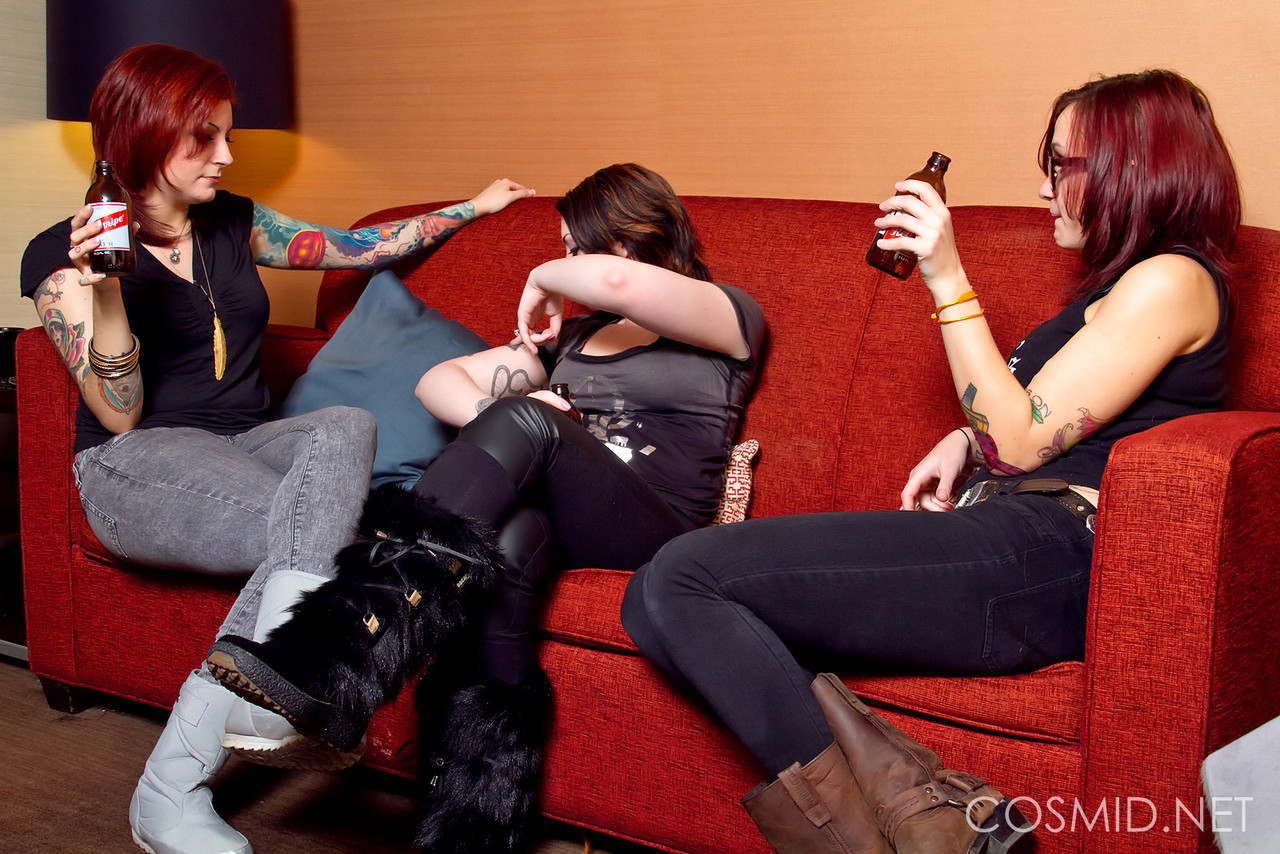 酔った友達が服を脱いで乳首をこすり合わせてパンティーを履く