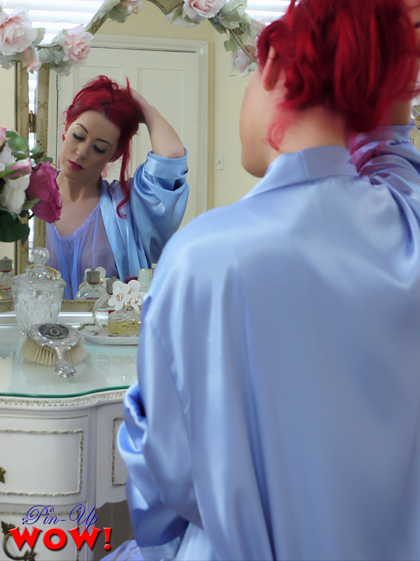 लाल बालों वाली Chloe-Louise Bodimeade ने पारदर्शी लingerie से कसे हुए स्तों को आज़ाद किया