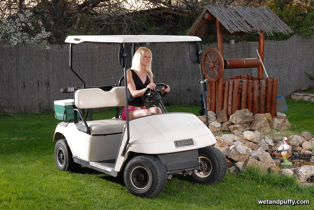 Modelo Loura Solo Kittie Insere Dedo Em Boceta Puffy No Carrinho De Golfe