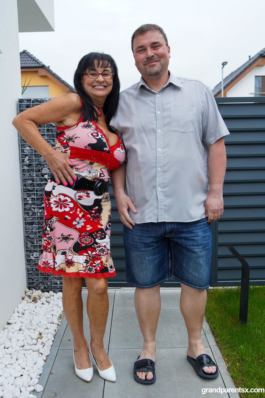 ثلاثي FFM بري مع الجميلة السمراء أثينيا روز والزوجين المسنين