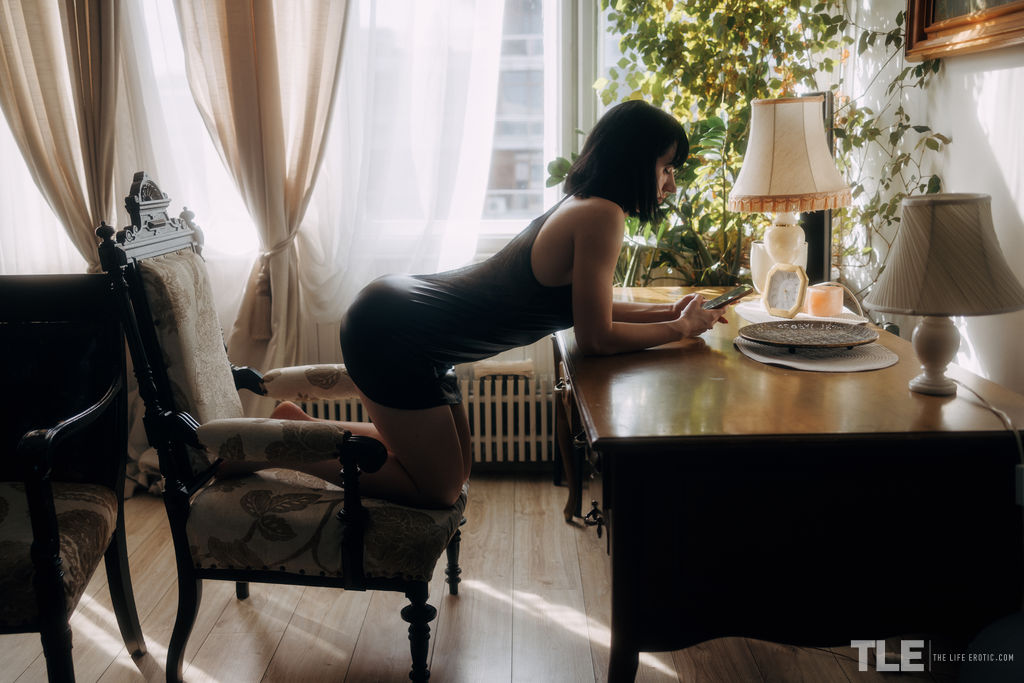 十代のヴォンダがセックスマシーンで満足を見つける