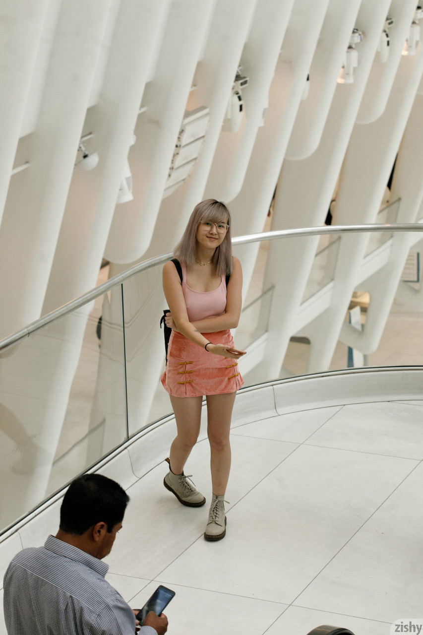 नेर्डी एशियाई बेबी बार्बी क्यू पब्लिक में स्तन और पैंटी दिखाती है