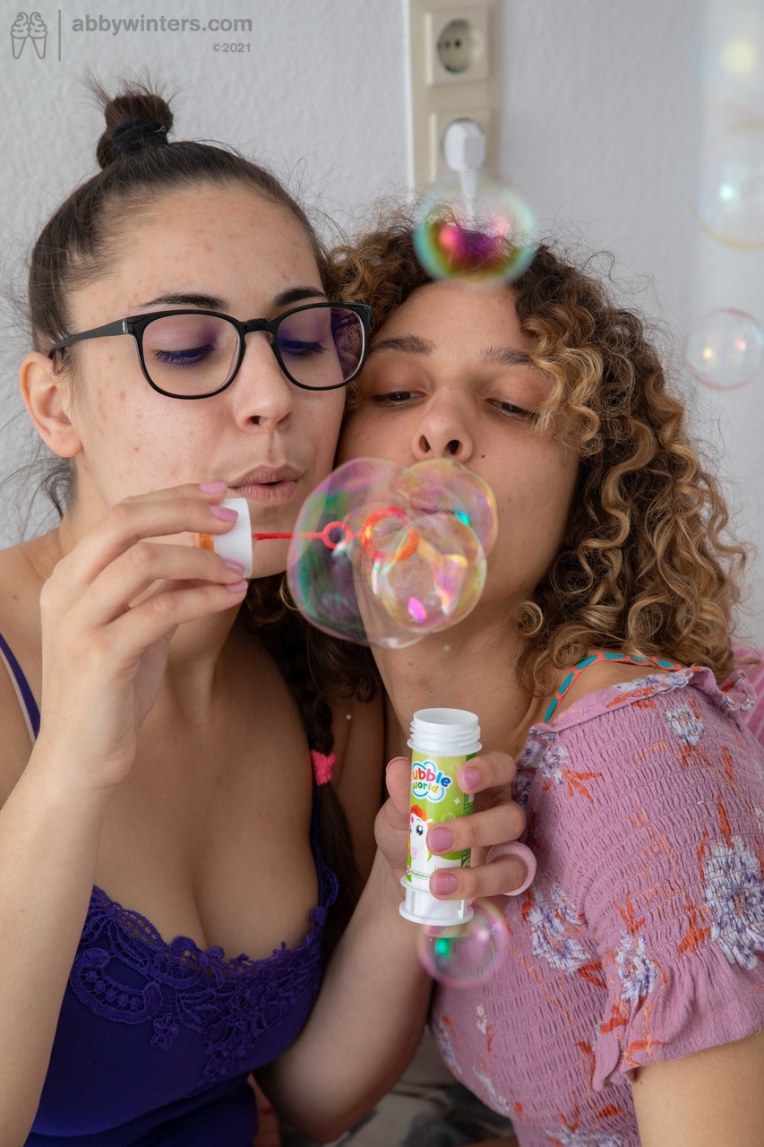 अमच्यूर लेस्बियन जुल्ली और चेल्सी एक दूसरे की बालों वाली योनि को चाटना