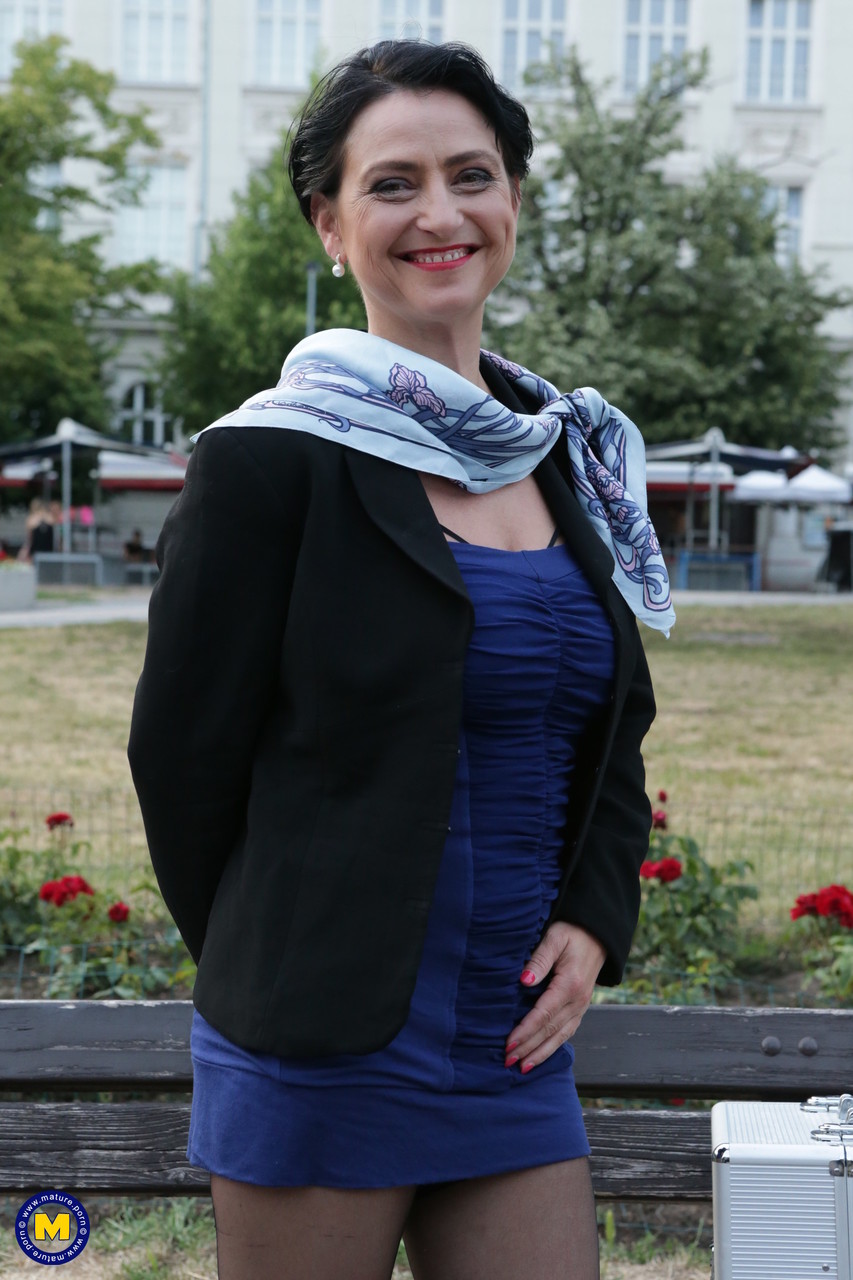 饥渴的巨乳熟女露辛达被灌满她剃光的穴