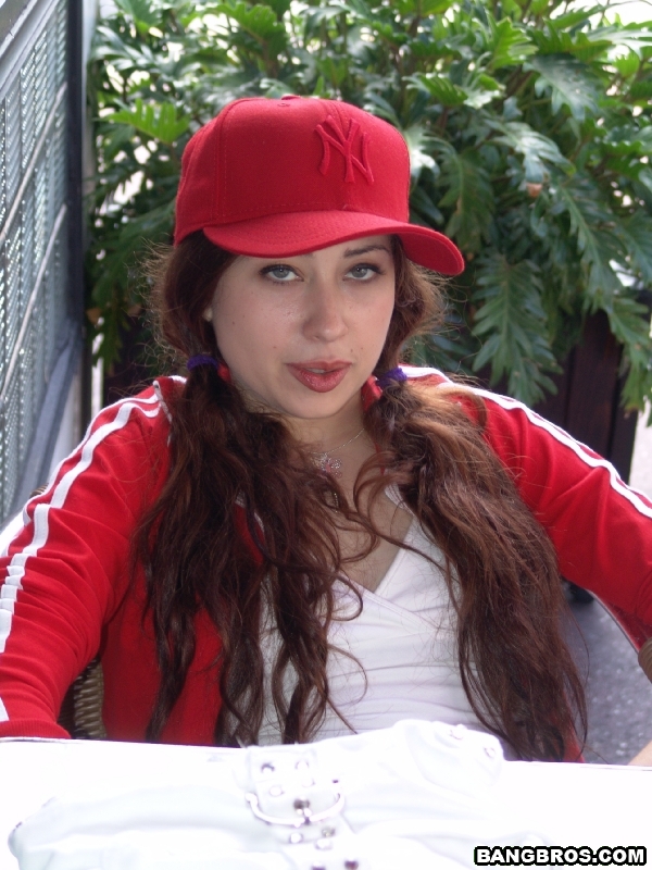 セクシーなブロンドのセレナが熱い異種族3Pで2本の巨根を楽しむ