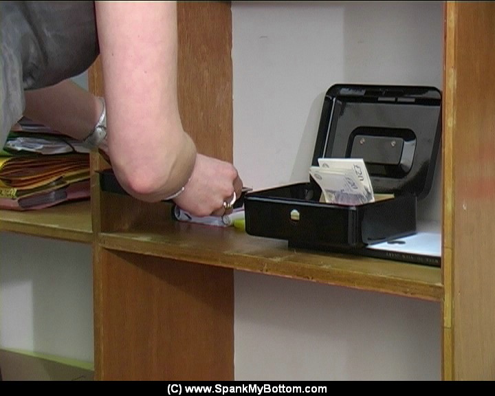 Fustigation Brutale Pour Une Fille Blanche Après Un Manque De Petite Caisse