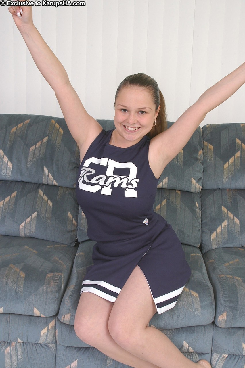 प्यारी चियरलीडर लिसा बड़े स्तन और तंग छेद दिखाती है