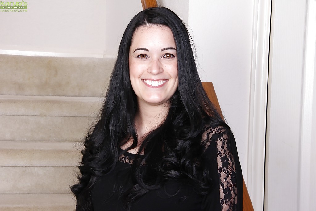 誘惑的ベイブニラパーカーはパンツを脱いで、ゆっくり愛撫する