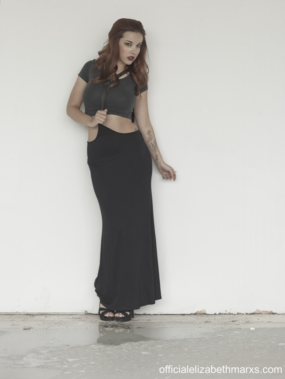 爆乳のエリザベス・マークスがハイヒールで大きなおっぱいを見せながら挑発している