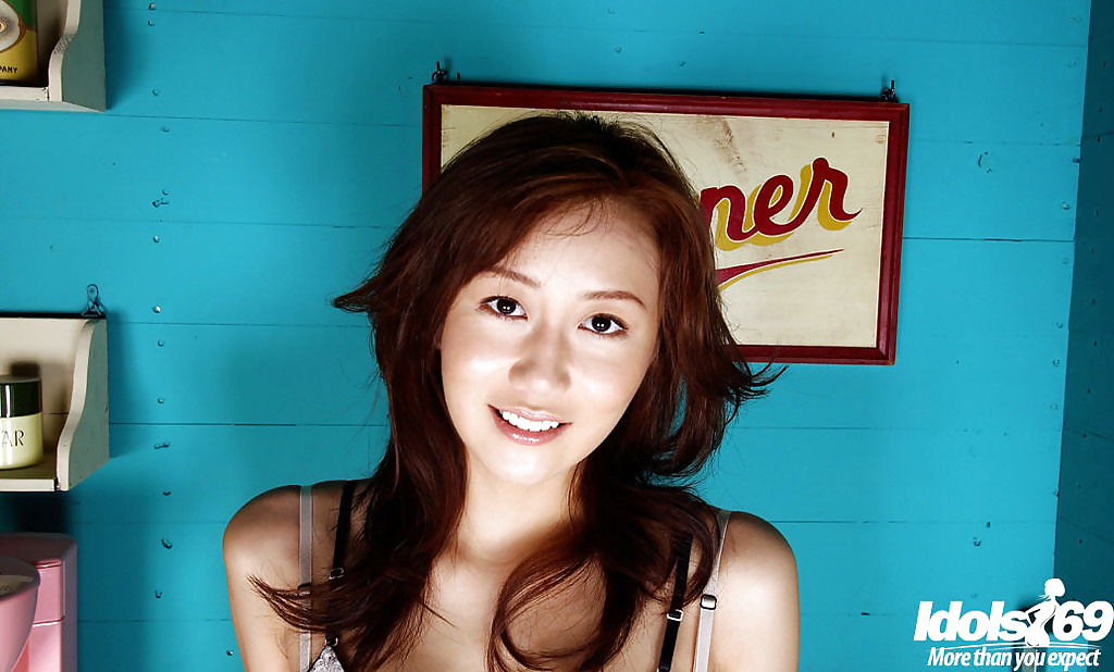 スイートアジアンベイビー百合瀬登がぷりけツィツィと剃っていないマンコを暴露