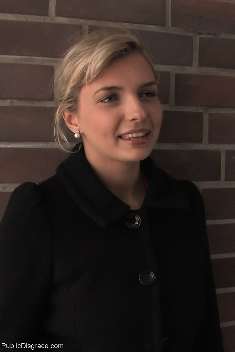 恥知らずな曲線美ママキティが人前で群衆に全裸でポーズを取る