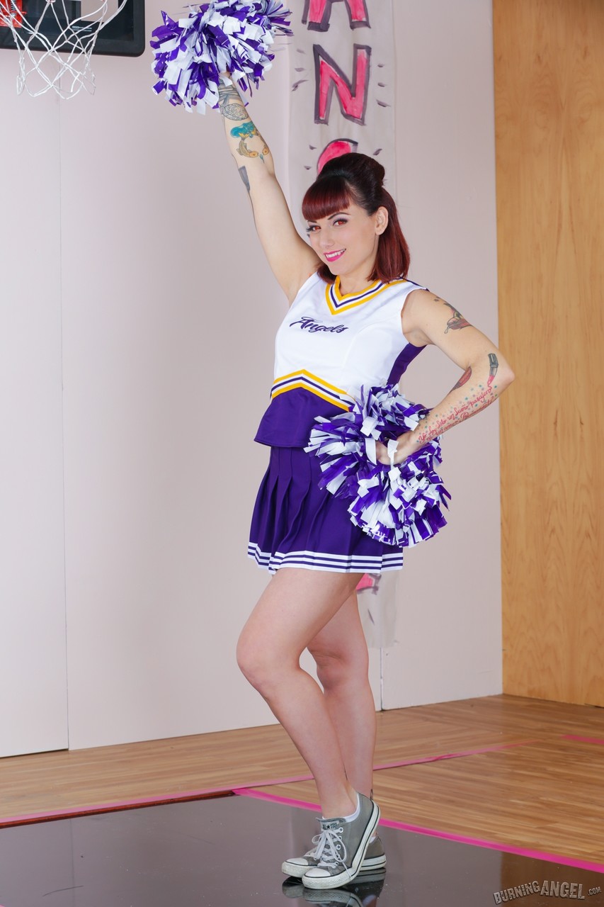 المشجع الصغير الموشوم فيرونيكا لايك تقدم كس عاري على ركبتيه