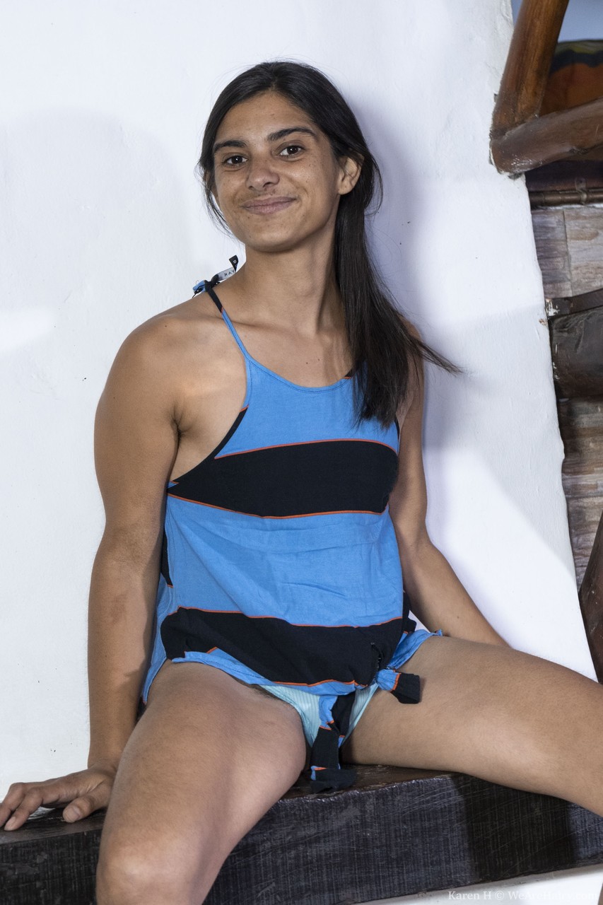 エキゾチックなアメリカ人ヘアーカレンHが脱いで長い毛と遊ぶ