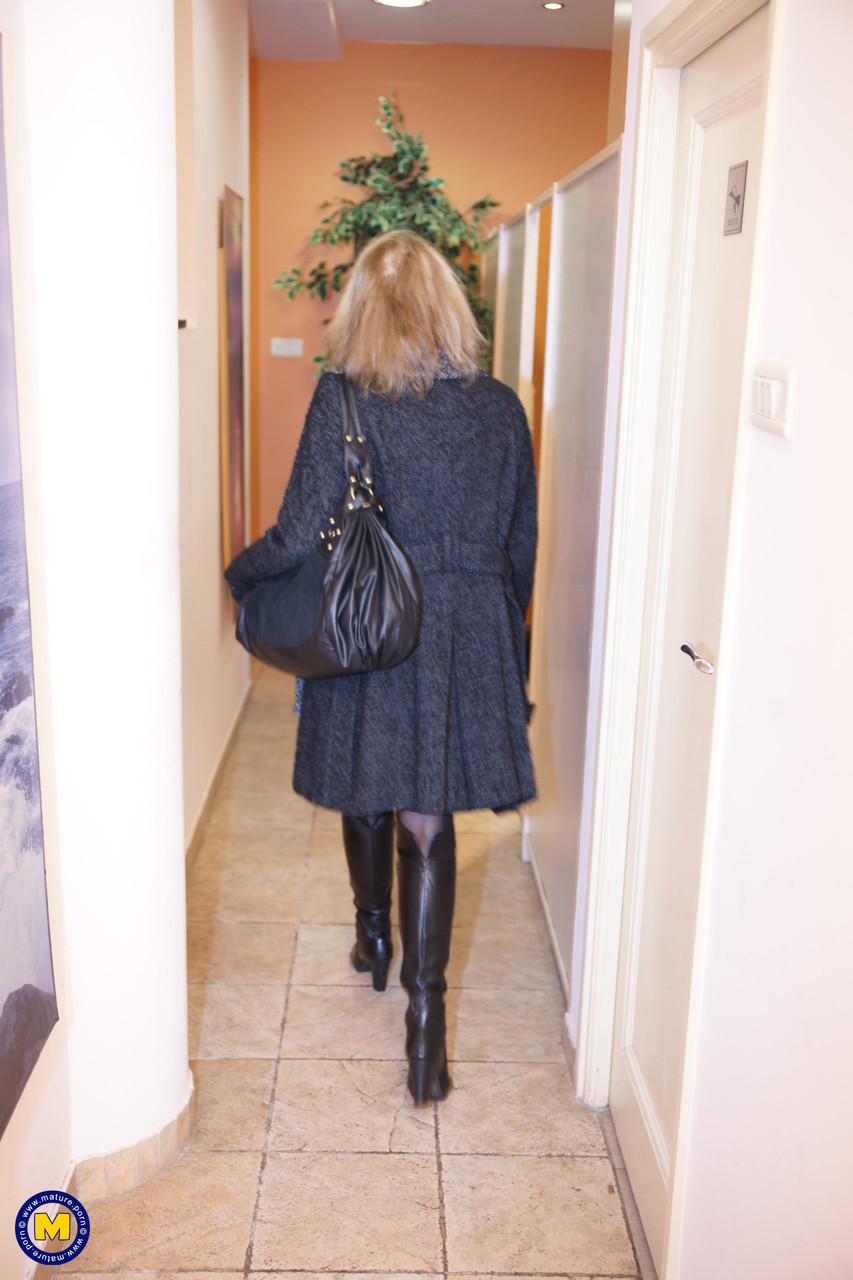 美しい熟女たちがスパのシャワーとサウナで大きな胸を見せびらかす