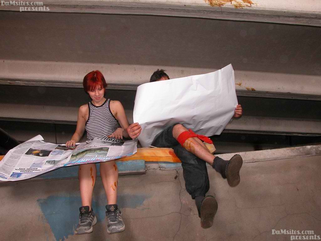 无家可归的夫妇在桥下的泡沫床垫上做爱