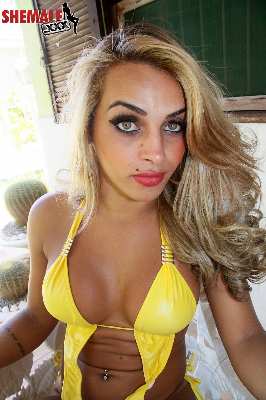 金发变性人拉里萨·麦克莱恩展示大胸部和肥阴茎